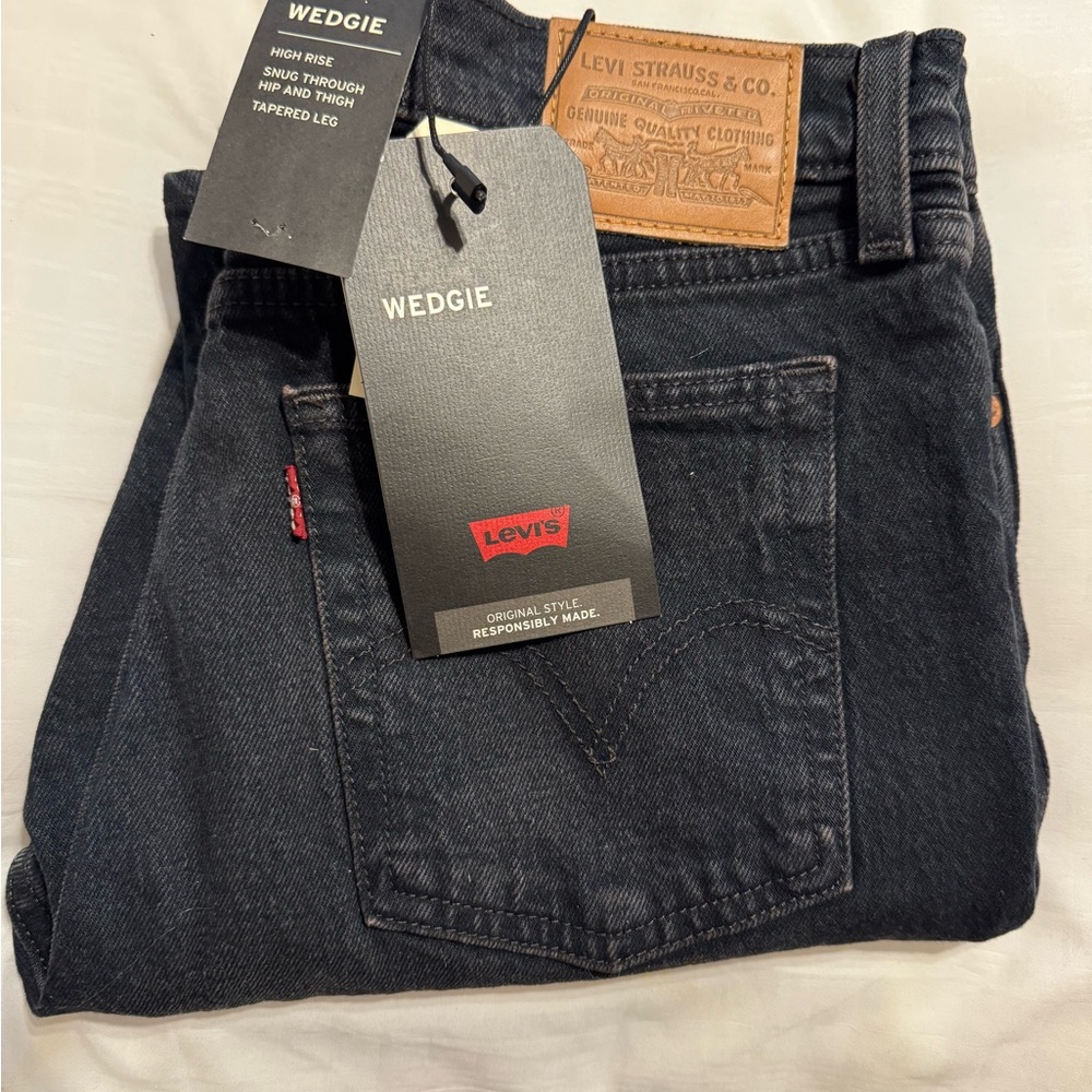 Levi's Women's Premium Black Wedgie Tapered Leg Jeans size 28